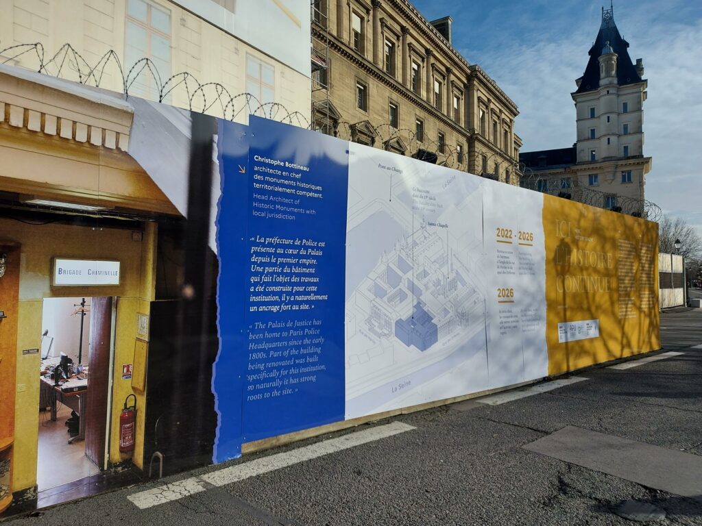 Une palissade chantier sur l'île de la cité